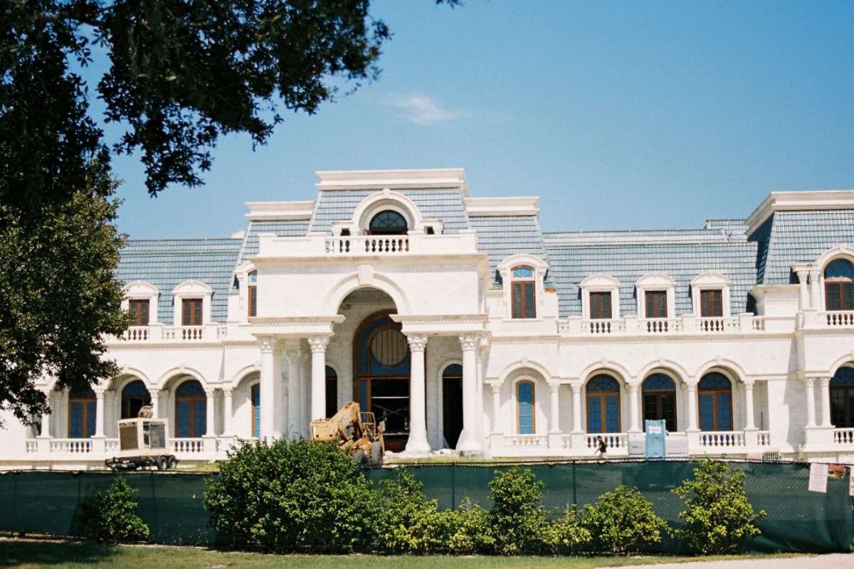 Explore 25 Biggest Houses in the World That Truly Redefine Living | The Enterprise World