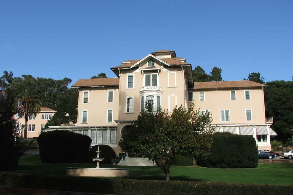 Explore 25 Biggest Houses in the World That Truly Redefine Living | The Enterprise World