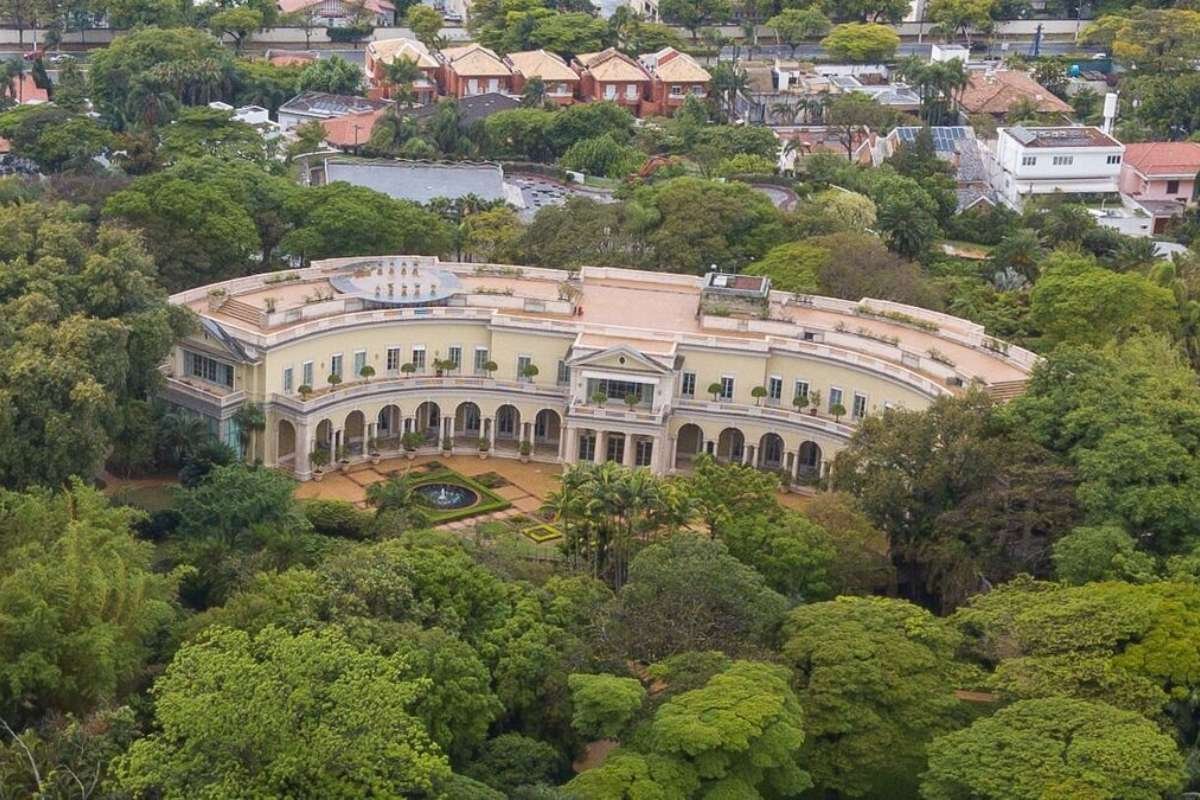 Explore 25 Biggest Houses in the World That Truly Redefine Living | The Enterprise World