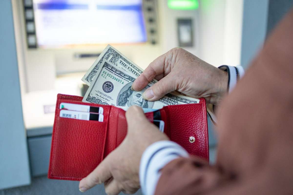 15 Ways to Stop Spending Money and Saving for Retirement | The Enterprise World