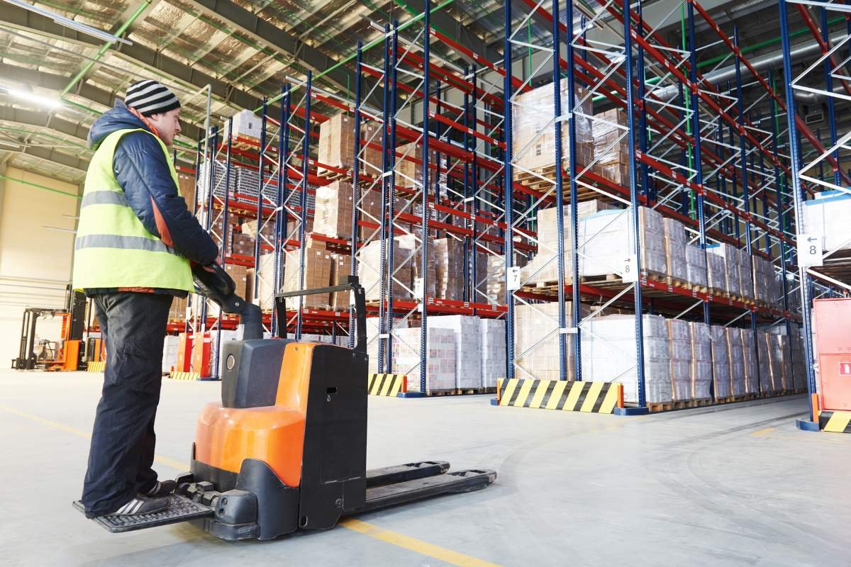 What Is a Pallet Truck and How Does It Differ from Forklifts? 