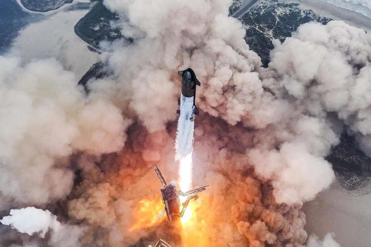 Starship Test Flight Ends in Midair Explosion, Disrupting Florida Air Traffic