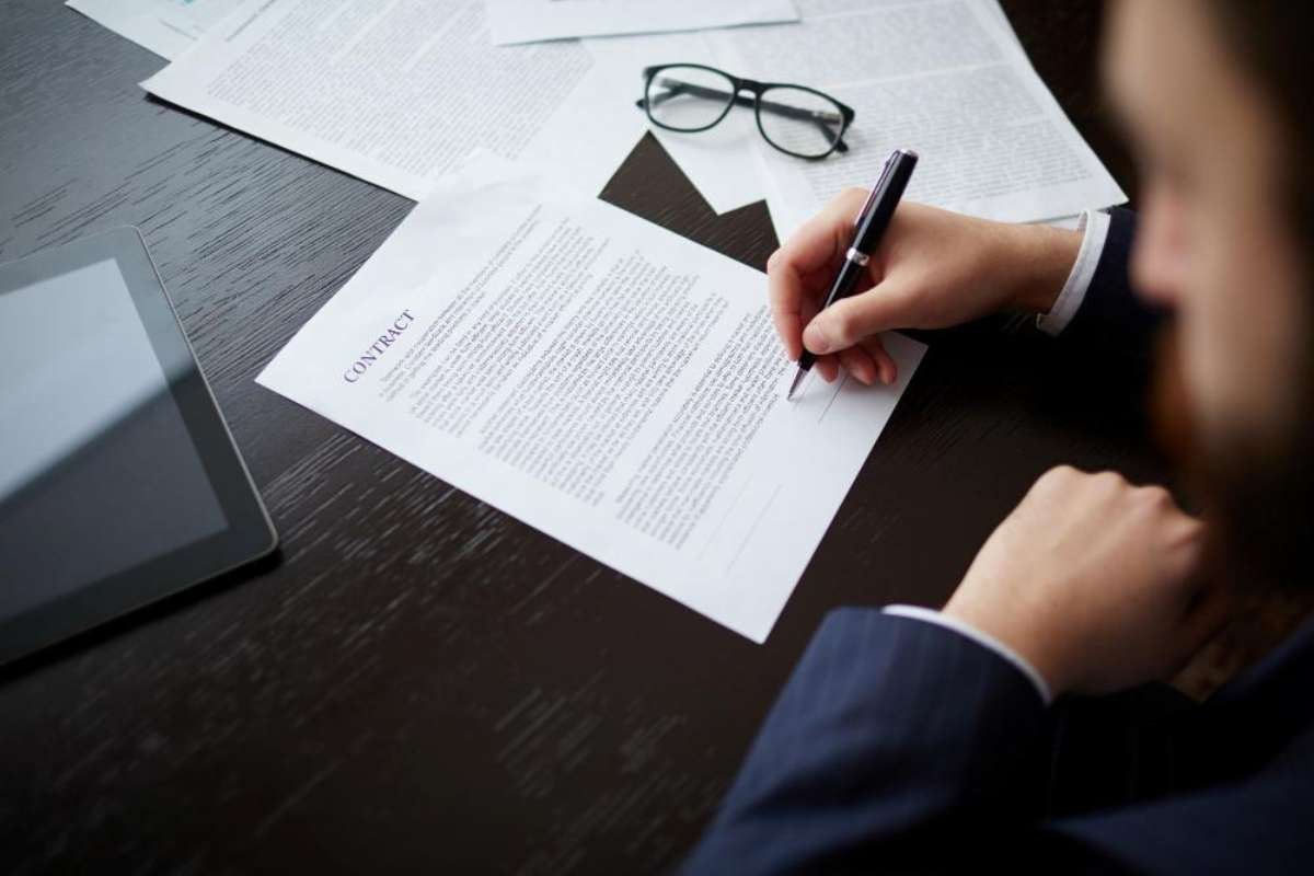 Strategies for Avoiding Common Legal Pitfalls in Business Contracts | The Enterprise World 