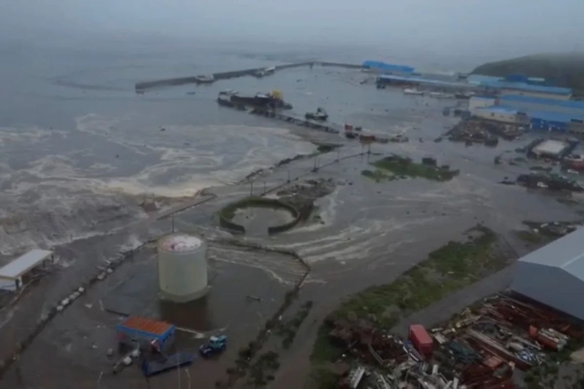 Massive Quake Off Russia Triggers Pacific-Wide Tsunami Alert: Japan, Hawaii, and Coastal Asia on Edge