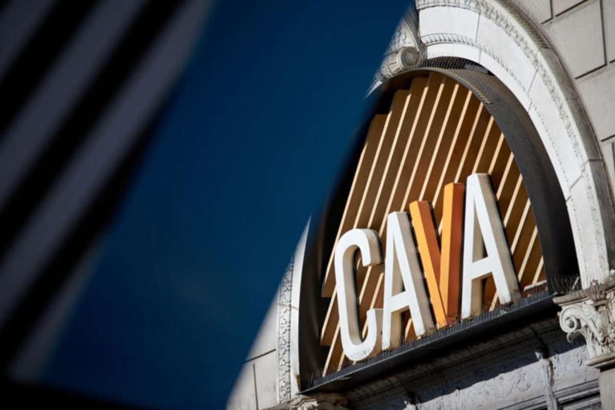 Cava Shares Plunge Over 20% After Weak Sales and Guidance Cut