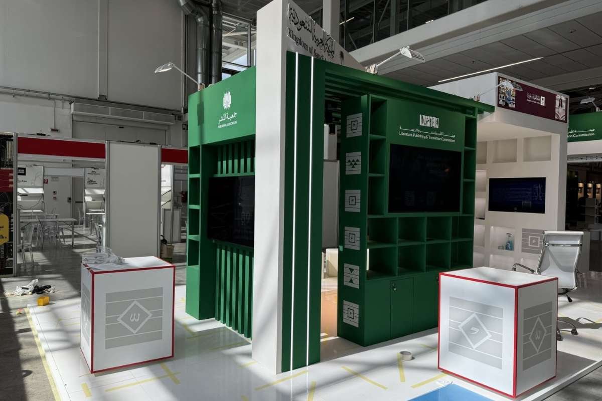 Exhibition Booth Contractors vs. DIY: When to Outsource Your Booth Build 