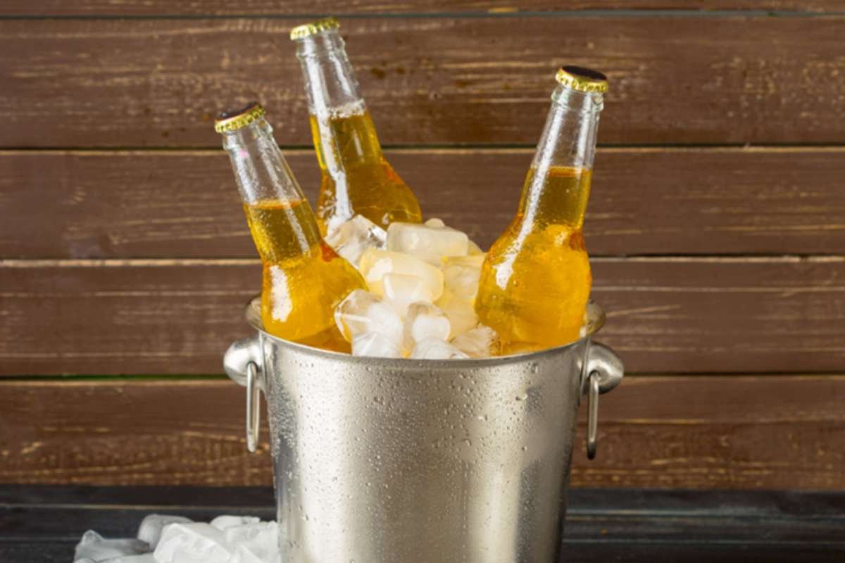 Glass vs. Stainless Steel Ice Buckets: Which Keeps Ice Colder Longer? | The Enterprise World 