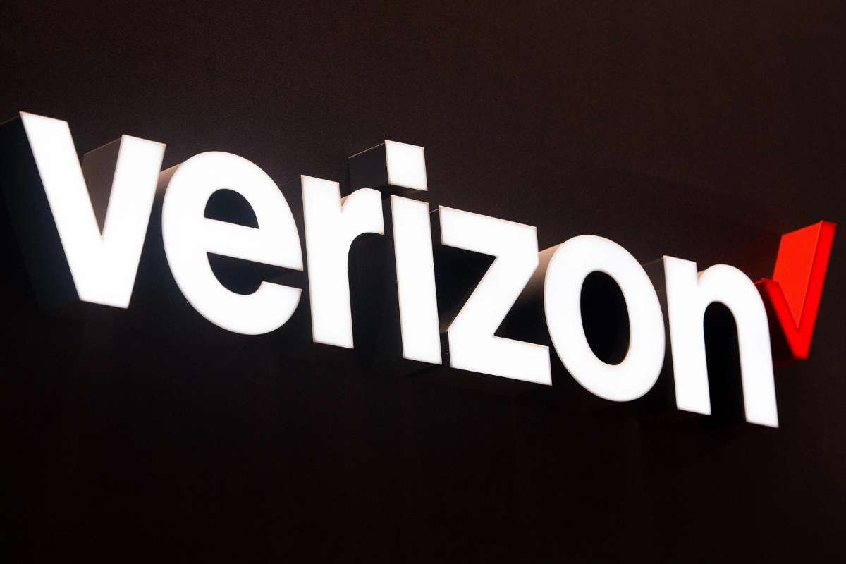 Verizon Faces Dual Challenge: Major Outage and Investor Uncertainty