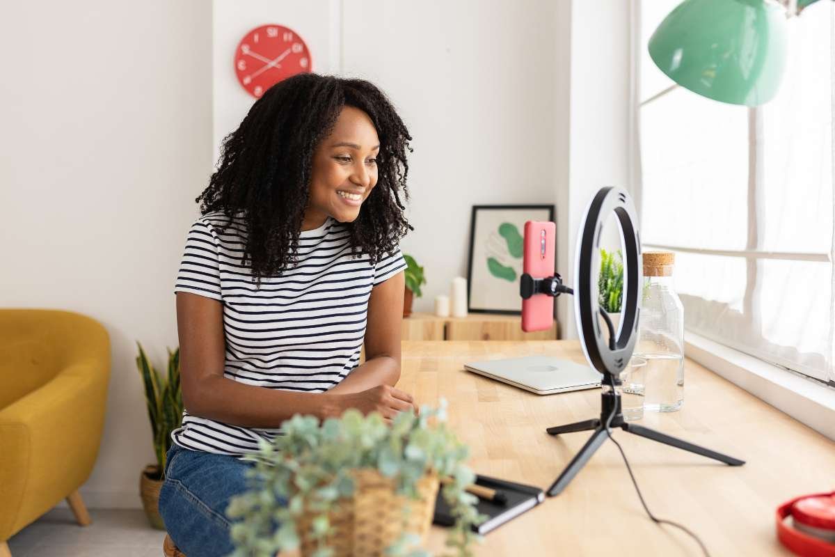 What is a Selfie Monitor Screen and How It Upgrades Your Mobile Shooting? | The Enterprise World