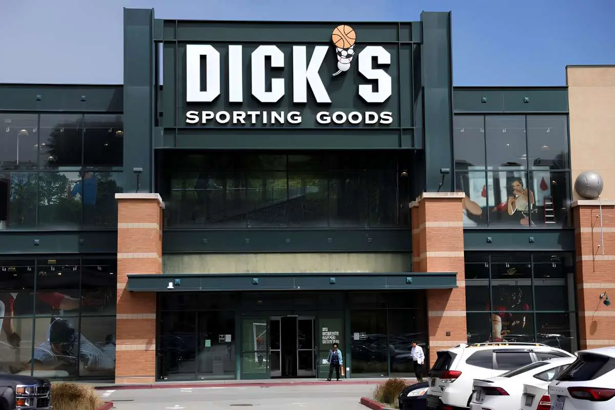 DICK’S Sporting Goods Cuts 2026 Forecast Amid Foot Locker Struggles | The Enterprise World
