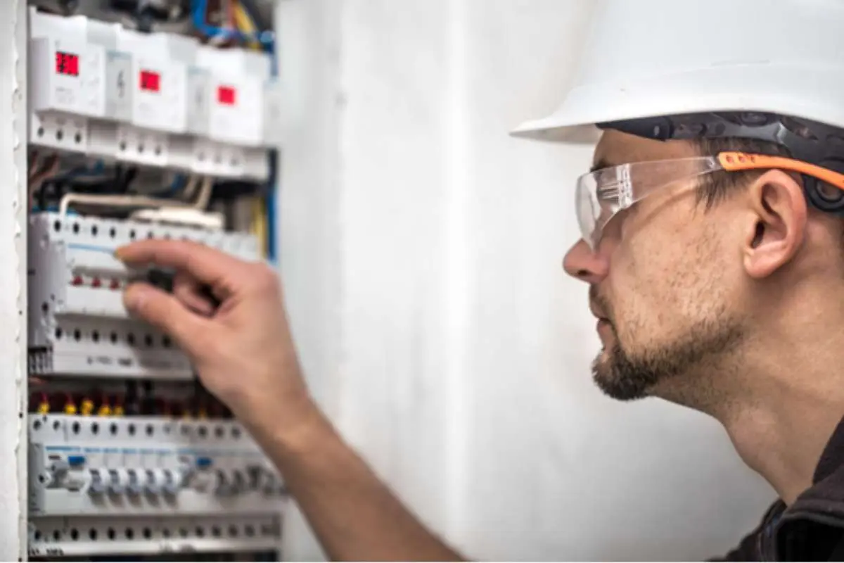 AC Circuit Breaker Keeps Tripping What Are The Causes & Fixes The Enterprise World